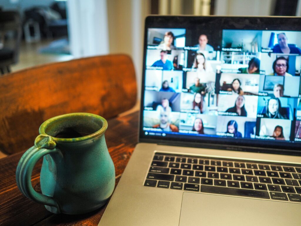 Abgebildet ist ein Laptop aufgeschlagen und links daneben eine grüne Tasse mit Inhalt.